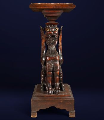 une table ancienne en bois surmontée d'un lion