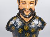 buste d'un homme barbu portant une chemise bleue et jaune