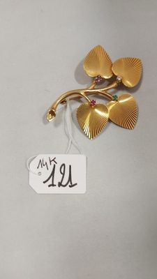 broche en forme de fleur plaquée or, ornée de pierres vertes et rouges