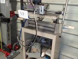 une machine posée sur une table dans un garage