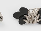 une paire de boucles d'oreilles en émail noir et blanc et diamants