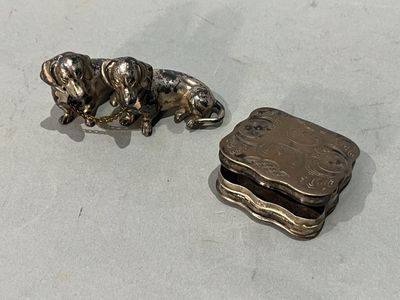 deux petits objets métalliques posés sur une table