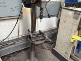 une machine posée sur une table dans une pièce