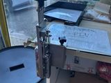 une machine posée sur une table devant une fenêtre