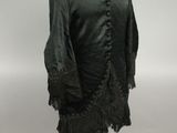 une image d'une robe noire sur un mannequin