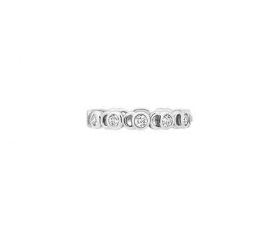 gros plan d'une bague en diamant sur fond blanc