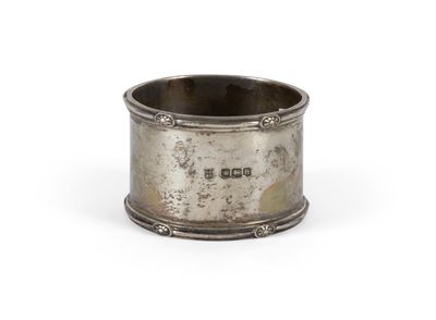 une vieille coupe en argent avec une anse, sur fond blanc