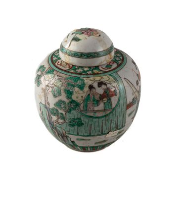 un vase muni d'un couvercle orné d'une peinture