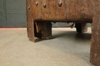 Coffre à âme en bois plaqué de fer forgé clouté, à couvercle… (photo 5)