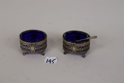 lot de deux bols en verre argenté et bleu avec leurs cuillères