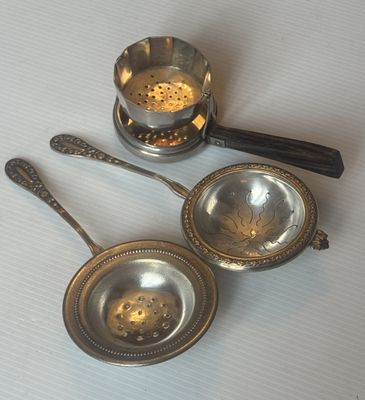 trois bols et cuillères en métal posés sur une table