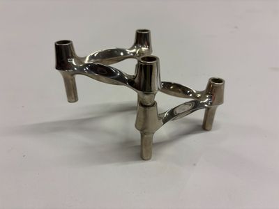un objet métallique posé sur une table