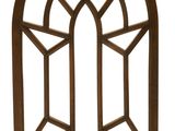 une image représentant une arche en bois avec une fenêtre au milieu