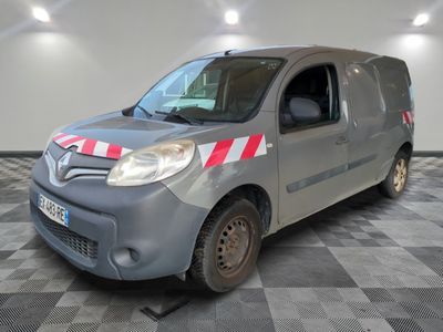 une camionnette grise avec des bandes rouges sur le côté