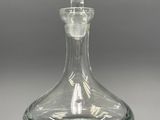 une carafe en verre transparent munie d'un bouchon en verre