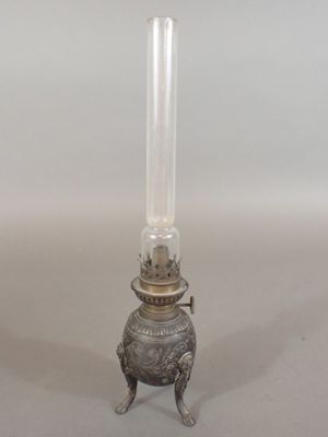 Lampe à huile/pétrole en étain ciselé à décor stylisé floral…