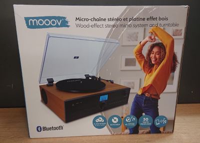 une boîte contenant un tourne-disque