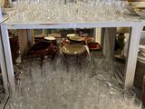 de nombreux verres sur l'étagère de la cuisine