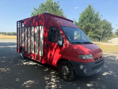 un camion rouge garé sur le bord de la route