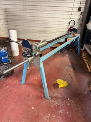 une machine posée sur une table dans un garage