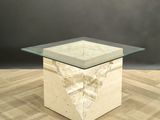 table basse en marbre et en verre, avec un plateau carré en verre