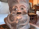 une figurine posée sur une table dans un salon