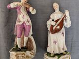 paire de figurines en porcelaine représentant un homme et une femme jouant d'instruments de musique