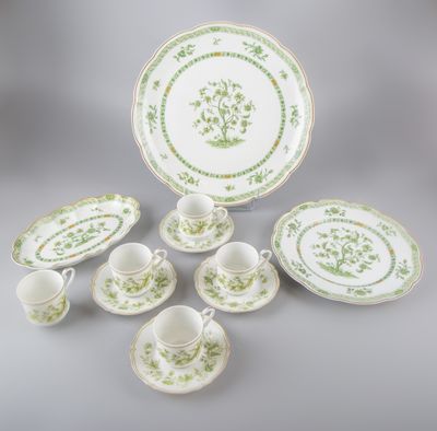 un ensemble de plats et de tasses en porcelaine verte et blanche