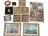 beaucoup de photos et de tableaux encadrés accrochés au mur