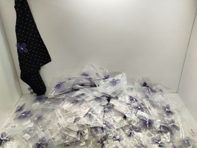 une pile de sacs en plastique posée par terre