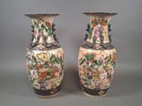 deux vases posés côte à côte sur une surface grise