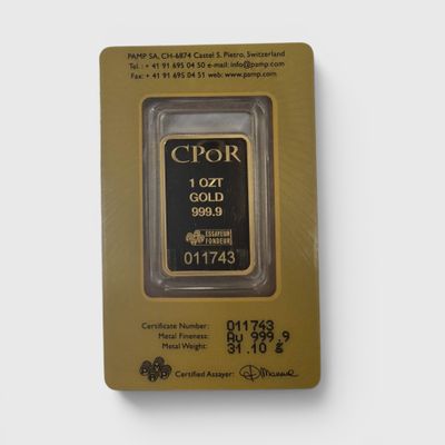 un lingot d'or dans un emballage auquel est jointe une carte