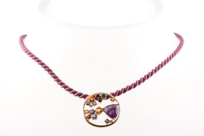 un collier à cordon violet avec un pendentif plaqué or et un collier à cordon violet avec un pendentif plaqué or et un collier à cordon violet avec un collier à cordon violet avec un
