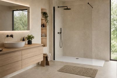 une grande salle de bains avec une douche à l'italienne à côté d'un lavabo