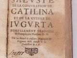 un vieux livre écrit posé sur une table