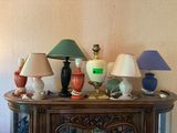 une table sur laquelle sont posées plusieurs lampes