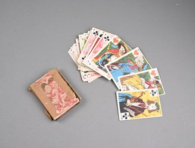 un jeu de cartes et un jeu de cartes posés sur une table