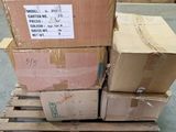 une pile de boîtes sur une palette dans un entrepôt