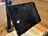 une tablette posée sur une table dans un restaurant