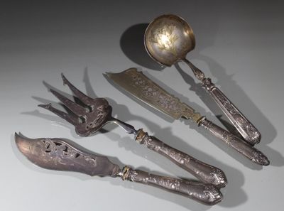 cinq types différents de couverts sur une table