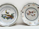 deux assiettes avec des oiseaux