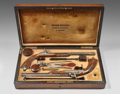 une vieille mallette en bois contenant divers outils