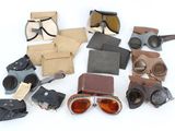 de nombreux types de verres et d'autres objets sur la table