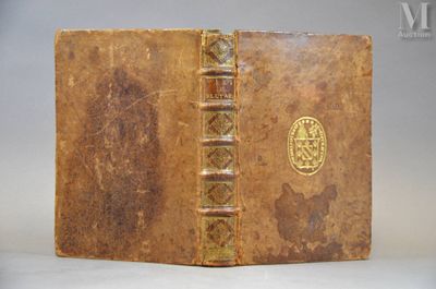 un vieux livre orné d'un médaillon doré sur la couverture