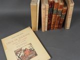 plusieurs livres sont empilés sur une table