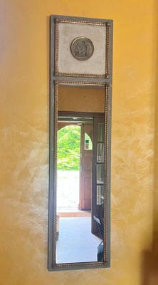 un miroir accroché au mur d'une pièce