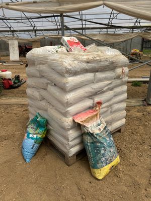 une pile de sacs de ciment posés par terre