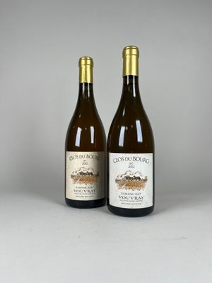 deux bouteilles de vin posées l'une à côté de l'autre sur une table
