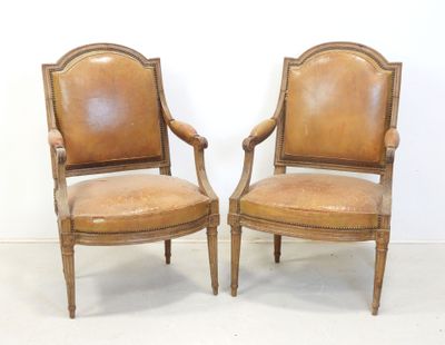 paire de fauteuils anciens en cuir avec structure et accoudoirs en bois