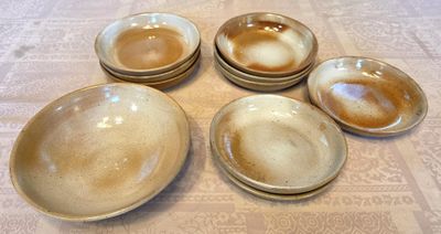 six bols marron et blancs posés sur une table